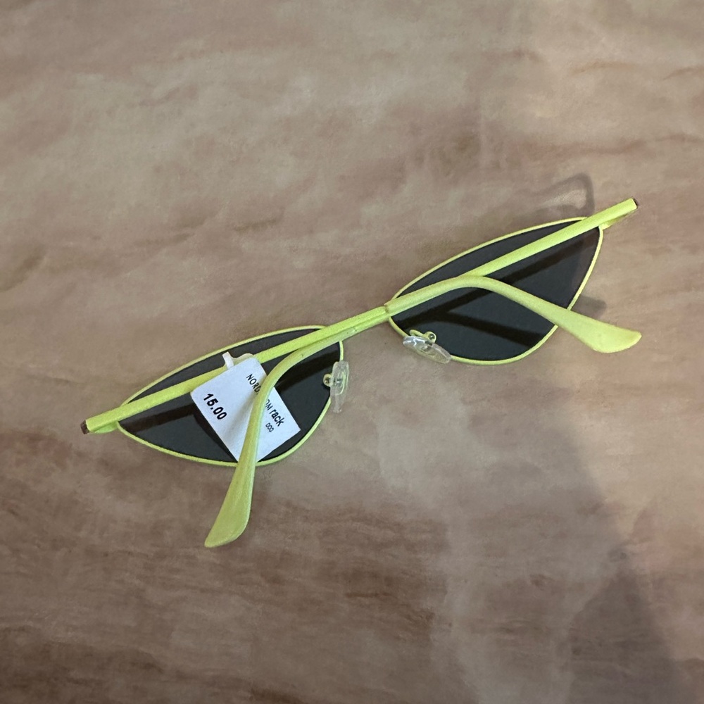 Stylish Green Cat-Eye Sunglasses - Picture 2 of 2